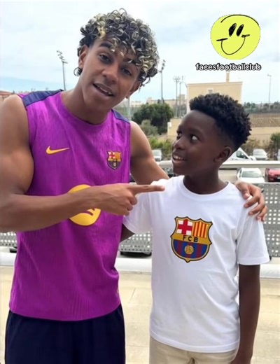 Lamine Yamal avec un fan 😅 #lamineyamal #yamal #barca #fyp