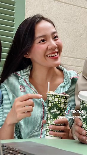 “Biến hình” rạng rỡ cùng siêu phẩm trà Đông Phương Mỹ Nhân ✨ Phúc Long sử dụng nền trà Đông Phương Mỹ Nhân - dòng trà Ô Long đặc biệt, cùng kỹ thuật lên men sâu, hậu vị thoảng nốt mật ngọt và hoa chín tự nhiên, thêm Mơ Đào lôi cuốn, để màn “biến hình” của bạn thêm tỏa sáng. Từ nét kiêu sa trong tà áo dài truyền thống đến phong thái hiện đại, tự tin của