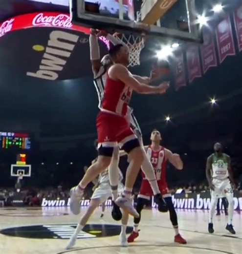 Επειδή μαθαίνουμε ότι τώρα τελευταία έχετε μια κλίση προς την κλασική μουσική επιλέξαμε για σας τον αγαπημένο σας … Puccini 💦💦💦 🔴⚪️💪🫵🐇🥕🎻😂 #olympiacosbc #gate7 #paobc #euroleague #fypシ゚viral🖤tiktok