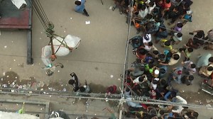Video. In Pakistan, cows hoisted from rooftop ahead of Eid al-Adha
