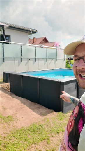 Ich dachte erst, ein normaler Aufstellpool reicht völlig aus… 😅 Aber mit der Seitenverkleidung sieht das Ganze plötzlich aus wie ein richtiger Designer-Pool! 🤯💦 Ehrlich gesagt: Das wertet den Garten extrem auf. Würdet ihr dafür extra Geld ausgeben? 👇 #pool #garten #produkttest