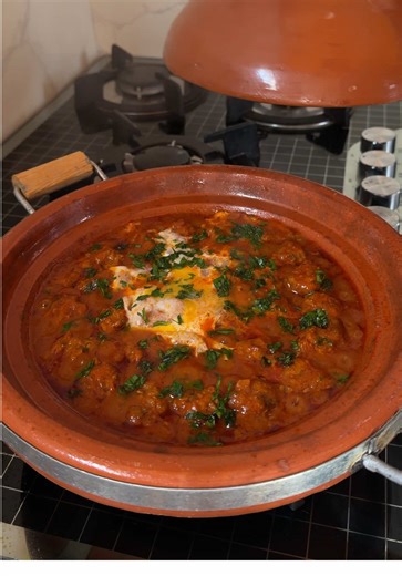 طاجين الكفتة ✅ ميمكن على لذة فيه 😋 ضروووري تجربوه بهذه الطريقة👌🏻 تابعوني للمزيد من الوصفات🌸🌸 Follow me ‪‪@ghazal_channel‬‬‬el Follow‪ ‪@ghazal_channel‬el‬el‬nnel . . . المقادير ✅😋 2 بادنجان لحم مفروم بصلة صغيرة مشلضة ربيع و المعدنوس ملح ، كامون ، ابزار ، فلفل احمر ( بابريكا ) 2 علب صلصلة الطماطم olla بصلة صغيرة مقطعة مكعبات #طاجين #طاجين_الكفتة #مقيلة #طبخ #اكسبلورر