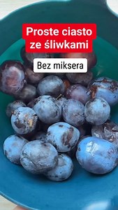 Proste ciasto jogurtowe ze śliwkami w keksówce - Bez miksera! „Robimy proste ciasto ze śliwkami 🍑 Dostałam od taty całą miskę śliwek i musiałam coś upiec 😍 👉 Śliwki umyłam, wypestkowałam, pokroiłam na mniejsze kawałki i obsypałam bułką tartą. 👉 Keksówkę wyłożyłam papierem do pieczenia i ułożyłam śliwki skórką do dołu, miąższem do góry – to ważne! Wzięłam miskę i łyżkę. 👉 Wbiłam 3 jajka, wsypałam 150 g cukru i wymieszałam. 👉 Wlałam 120 ml oleju i dodałam 200 g jogurtu greckiego – znowu wymi