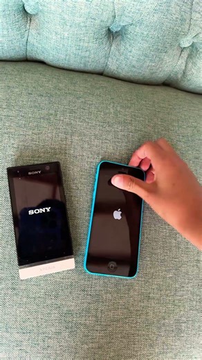 Sony Xperia U vs IPhone 5c