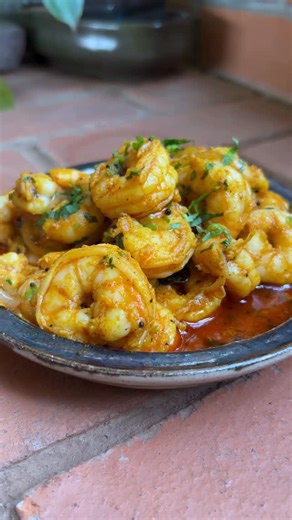 Smita Deo on Instagram: "A quick prawn starter that’s spicy and irresistible Ingredients 500 g prawns, cleaned 1/2 tsp turmeric powder Salt to taste 4 tbsp coconut oil 1/2 tsp mustard seeds 1 sprig curry leaves 1/2 tsp ginger paste 1 tsp garlic paste 1 tsp chilli powder 1 tsp coriander seed powder 1 tsp pepper powder 1 tbsp lemon juice 1 onion, sliced 2 tbsp freshly chopped coriander Method Marinate the prawns with turmeric and salt. Heat coconut oil and splutter mustard seeds and curry leaves. 
