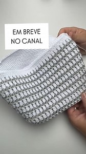 Hey gente linda😍🙌🏼✨Bolsa com forro de Crochê ? Temos.. heheheQue tal aprender a fazer o forro em crochê desta bolsa linda? 💖 Prático, estiloso com forro todo feito à mão! Em breve tutorial completo desta bolsa no canal , aguardem😊😍Deixe aqui nos comentários o que vc achou…🧶✨ | Marcelo Nunes Crochê Designer
