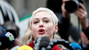 Rose McGowan labels Gavin Newsom a ‘fraud’ as she endorses Larry Elder for governor