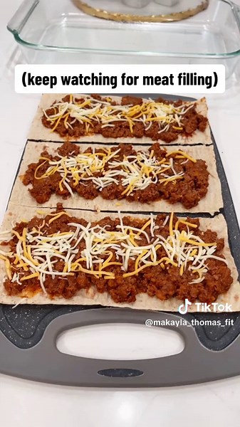 My astronomically picky husband got up AT MIDNIGHT to eat 2 more of these 😂 several times, between bites he said “these are so good” (having no idea they were even slightly “macro friendly” and had beans in them lol) so just take that for what you will. 😌 276 cal, 14 fat, 9 net carb, 28 protein per roll (makes 6) #mealprep #healthymeals #quickmeals #easymeals #healthyrecipes #caloriedeficit #mealsforweightloss #lowcarbrecipe #highprotein #enchiladas #burritos