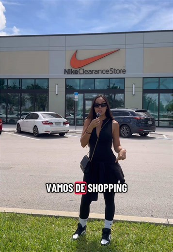 Explorando una Tienda Nike de Venta Final en Miami