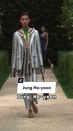 High Fashion Model Jung Ho-yeon Runway Walk | South Korea