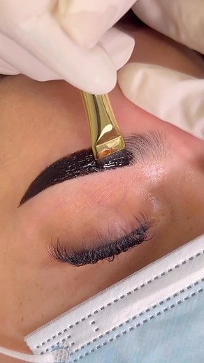 Brow Code Professional on Instagram: "We could watch our Stain application all day every 👏🏼 single 👏🏼 day 👏🏼 @browcass⁠ ⁠ Our Stain Hybrid Dye will leave a powerful stain on the skin for up to 10 days & on the brow hairs for up to 6 weeks - perfect for those pre-holiday clients 🤩⁠ Key ingredients include: ✨ Henna ✨ Aloe Vera ✨ Rose Extract ✨ Saffron ✨ Lemon Essential Oil ⁠ Our Stain Hybrid Dye range is the largest in the world & is currently available in 9 colours 🎨⁠ ⁠ 🛒 browcode.com"