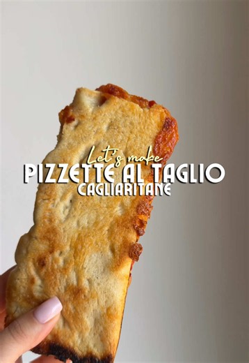 PIZZETTE AL TAGLIO CAGLIARITANE 🍕 Ingredienti: 500 g di farina Manitoba 300 ml di acqua 4 g di lievito di birra secco 20 g di strutto 12 g di sale Un pizzico di zucchero 500 g di polpa di pomodoro 200 g di mozzarella per pizza (o mozzarella ben asciugata) Olio EVO q.b. Origano q.b. Sale q.b. Procedimento: Inizio sciogliendo il lievito secco nell'acqua insieme a un pizzico di zucchero. Una volta sciolto, unisco la farina, l'acqua con il lievito e lo strutto. Comincio ad impastare e solo quando l