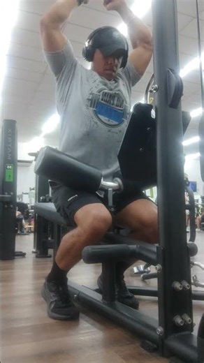 Treino dorsal na máquina.