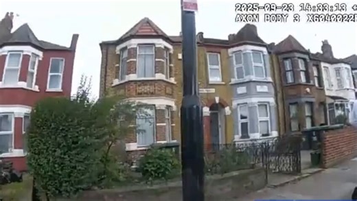 Here's the arrest of the Afghan phone gang thought to have handled mobiles valued at £181 million. A warehouse containing 3,000 handsets was found by a victim using a 'Find my Phone' app https://t.co/SmutOgMDGa