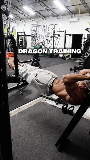 🐲Training #brucelee #dragonflag #abs #bodyweightexercises #strongabs #coreworkout #6packs