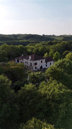 6.9K views · 146 reactions | La @maison.salie à La Bastide-Clairence est une adresse d’exception au cœur du Pays basque. Ce lieu au charme singulier accueille mariages et événements … pour celles et ceux qui apprécient l’élégance de l’ancien et la beauté intemporelle des pierres, c’est un cadre qui ne laisse pas indifférent. Découvrez l’article complet sur paysbasque.net #reception #Mariage #paysbasque #bastideclairence | Pays basque | Facebook