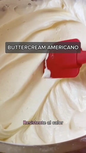 Buttercream Americano con Solo 4 Ingredientes. Resistente al calor y muy fácil de hacer. Ingredientes: 📝 🔸️180gr de mantequilla sin sal, a temperatura ambiente 🔸️180gr de azúcar impalpable (azúcar glas), tamizada 🔸️1 cdta de esencia de vainilla 🔸️1 cda de leche iListo! Ya sabes cómo prepararlo. Es súper fácil, para aprender más recetas y emprender, ingresa al link de mi perfil, te ayudo a iniciar 👩‍🍳✅️ #buttercream #buttercreamamericano #cremapastelera #recetabuttercream #comohacerbutterc