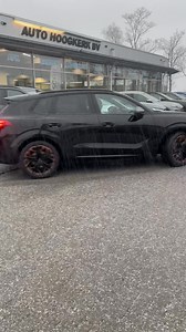 🚗 De eerste verkochte én afgeleverde auto van 2026 is een feit! 🎉 Vanmorgen om 07:45 uur belde familie Weurding met de vraag of de CUPRA Terramar en de CUPRA Formentor nog beschikbaar waren. Dat waren ze! “Prima, dan zijn we er om 10:00 uur.” En inderdaad: om 10:00 uur stipt stond familie Weurding bij ons in de showroom. Eerst een rondje om de CUPRA Terramar, daarna om de Formentor. Maar… er moest natuurlijk ook gereden worden. Na de proefrit in de CUPRA Terramar kwamen ze terug met een lach v