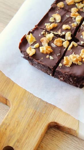 ᕼᑌGO on Instagram: "[ ʙʀᴏᴡɴɪᴇ sᴀʟᴜᴅᴀʙʟᴇ ]🍫 🫶🏻 Si no pensabas que podías hacer un snack rico y saludable con poquitos ingredientes! Envíaselo a quien le pueda gustar! Ingredientes 🍌1 o 2 plátanos maduros 🥜1 cda mantequilla de maní 🍫1/3 taza cacao en polvo o *proteína en polvo de chocolate 🍫30g Chocolate 85% derretido y nueces (opcional) 👨🏻‍🍳Método : Machacar plátano, añadir mantequilla de maní y mezclar bien. Añadir cacao, integrar con ayuda de espátula hasta formar masa. Distribuir y c