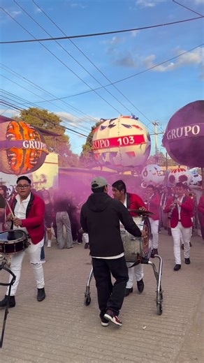 💀✨ ¡La tradición se vive en grande! Este Día de Muertos, el COBAO 04 Santa María El Tule se llena de color, música y alegría con nuestra Comparsa 2025. 🎭 No te la puedes perder… ven a vibrar con nuestras raíces 🌼 #DíaDeMuertos #ComparsaCOBAO04 #OrgulloTule #TradiciónQueVive | Creaciones Lopez Monos de Calenda