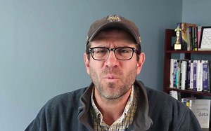 8.Using the plotly R package to create an interactive scatter plot (CC084)