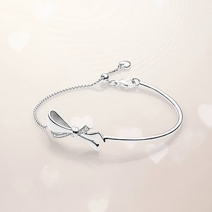 63K views · 505 reactions | Say it with love with one of PANDORA's best-loved pieces - the bow-inspired Bonds of Love bracelet in sterling silver. قوليها بحب مع سوار Bonds of Love المفضلة لدى الجميع | Pandora | Facebook