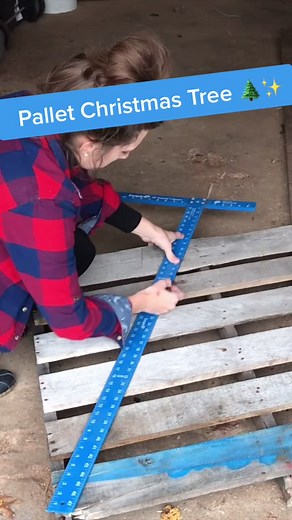 DIY Pallet Christmas Tree Tutorial