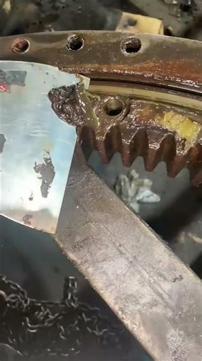 Excavator Turntable Cleaning and Greasing Process
