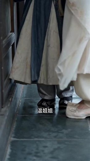 瘫痪三年的长公主林昭，在丈夫沈渡从塞外带回军医温棠时，意外看见能剧透自己结局的弹幕，得知自己是书中恶毒女配，终将被厌弃她的丈夫、儿子和亲哥抛弃，落得惨死乱葬岗的下场。幡然醒悟的她不再歇斯底里，毅然离开将军府南下，在江南小镇寻得新生。沈渡等人追悔莫及开启追妻之路，可心死的林昭早已放下过往，决意只为自己而活。#ai短剧 #AIGC #抖音动漫 #推文 #弹幕说我活不过三集