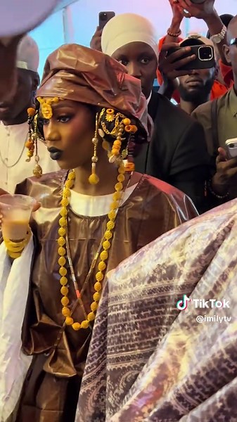 Henne Time Fatou Ndiaye — Diodio Glow Skin Lyrics & Credits