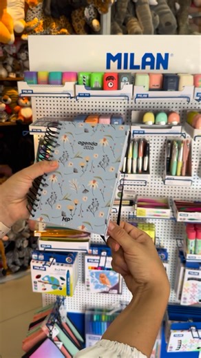 Boopillows Tienda de Peluches on Instagram: "Agenda BLOOM SPRING 🫶🏻tamaño A6 con tapa dura y espiral, ideal para planificar con estilo Dia a Dia🌸🤩✨ Características: Calendario Anual 2026 Contactos, Gestión de presupuestos, Carátula por mes Planning mensual cada mes Día por página Hojas de notas Cierre con goma elástica Medidas: 12 x 17 cm ¡Stock Limitado! Cómpralas vía web www.boopillows.com.py O escribinos !🤩📲 0983474763 #agendas #mainpaper #agenda2026 #bloomspring"