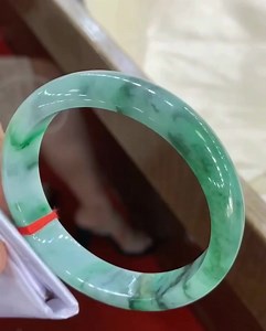 Myanmar grade A jadeite bangle size:58.9-12.8-7mm price:490usd 水润辣绿飘花镯，圈口58.9-12.8-7，种水好颜色美，漂亮的满辣色飘花，玉质水润细腻，小毛皮纹忽略不计，完美度高 | Myanmar jadeite jade pendant | Facebook