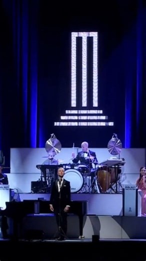 Laut Max Raabe ist Leben der Zustand, der Eintritt, wenn das WLAN ausfällt🙂. Da lernt man viele Menschen kennen, unter Umständen auch die, mit denen man seit Jahren verheiratet ist😇 Schönes Wochenende👋. Konzert-Tickets: https://www.palast-orchester.de/de/konzerte/ #maxraabe | Max Raabe & Palast Orchester