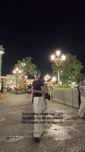 ROBÍ (@rbhrndz)’s video of single