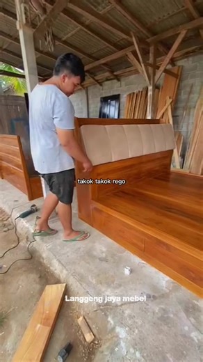 Dipan laci dengan busa hidrolis bahan ful kayu jati lokasi blitar info pemesanan ada di bio#pengrajinkayu #blitar24jam #kayujatiperhutani #fyp #furniture