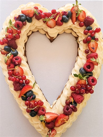 Gâteau de mariage vanille et fruits rouges élégant