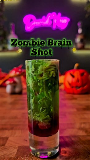 David Kay | Cocktails & Spritz on Instagram: "Let’s make a Zombie Brain Shot! 🧠👽 Creepy, weird & perfect for Halloween – but actually super tasty if you dare 🤯 Recipe🧟 Peach Schnaps / Pfirsichlikör Green Glitter Irish Cream (float) Few drops of Grenadine Tag your bravest friend and make them try this! 🕷️🎃 #halloween #shots #cocktails #zombie #baileys #halloweenpartyideas #shotrecipes #davidkay #tasty #fall #halloweendrinks"