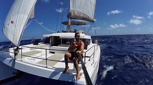 Jour 9 / Traversée de l’Atlantique Du Cap Vert 👉 Martinique 🇲🇶 📍 Position : 14°49.529'N 48°51.127'W 💨 Vent : ~8 AWS , 160°, full GV full génois ⛵ Distance : 1367 mn de fait / 698 mn restants ⚡ Vitesse : 4.9 nœuds 🌊 Mer : Houle d’environ 2 m 🐟 Poissons du jour : 0 ☀️ Météo : Ensoleillée, température parfaite Pensée du jour 🌊⚓️ Le vent chante dans les voiles, les vagues bercent nos rêves, et le temps s’efface entre deux souffles d’océan. 🌊 Windy à mes côtés, je me laisse porter… sans but 