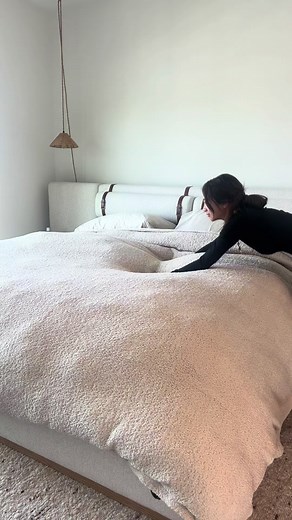 Never thought my bed would be too puffy haha. What is the sourcery behind this comforter !!! Will links inBio :) #bestcomforter #superking #amazoncomforter