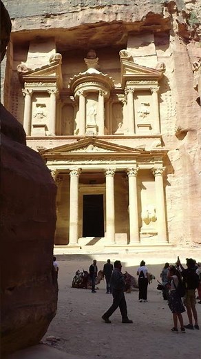 Al Khazneh ( the treasury) in Petra, Jordan 🇯🇴. the view from the Siq( the corridor) #petra #jordan