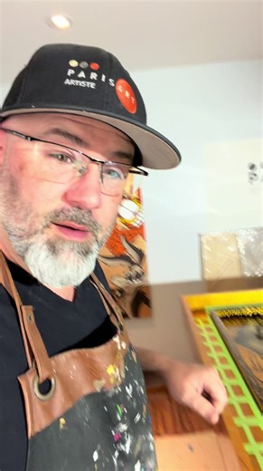 😂 Quand tu penses que le tableau est fini… mais non. Étape du jour : installation des rails pour le système d’éclairage. Et là… tu réalises que t’es rendu ingénieur, électricien, designer, psychologue… tout en même temps. Chaque rail doit être placé au millimètre près, sinon l’éclairage ne donne pas l’effet voulu. Donc oui, c’est long. Oui, ça donne le goût de tout arracher. Oui, je me demande pourquoi je fais ça. Mais on le sait tous… 👉 c’est toujours les étapes les plus compliquées qui donne