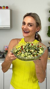 ¡Nunca has probado una ensalada de calabacín así! INGREDIENTES - 1 calabacín cortado en medias lunas - 1 cebolla en rodajas finas - 4 dientes de ajo picados - 1 chile picante picado - 3 cucharadas de aceite de oliva - 2 cucharadas de vinagre - Sal, pimienta calabresa y orégano al gusto MODO DE PREPARACIÓN: Poner los calabacines en un bol y añadir sal. Dejar reposar unos minutos para que suelten el exceso de agua. Escurrir el líquido y lavar bien. Colocar los calabacines en una fuente refractaria