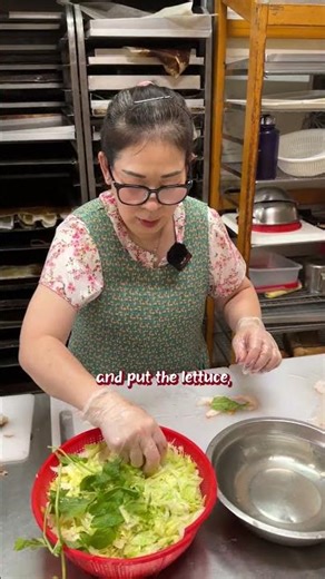 Making the prawn rice paper roll 🦐🥰