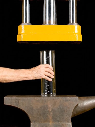 A laboratory graduated cylinder... #crush #glass #asmrsounds #hydraulicpress #hydraulic