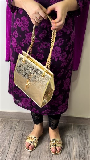 Shiny gold crocs chain shoulder bag and golden chain flat slippers! #flat #slippers #goldchainflats #rhinestonepurse #rhinestoneflat #goldenhandbag #foryou #trending #viral #fashion #shoulderbag #fyp