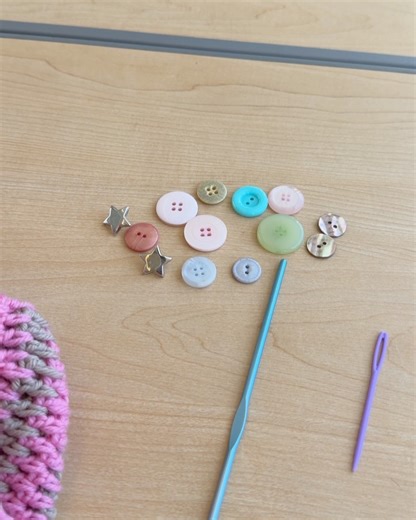 Chloé Soldevila on Instagram: "New Papergirl (paperboy) cap crochet pattern is now out to be yours ⭐️🗞️ the pattern is written for one sized adult head + includes customization instructions to fit all heads You will need about 100g of dk/light worsted yarn to make this hat Shop my patterns on www.planetchloe.com #newsboycap #paperboycap #newsboy #papergirl #englishcap newsboy cap, paperboy cap, english cap"