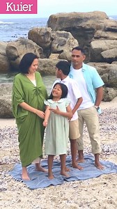 Het jy al jou nuutste Kuier met die Suidooster-ster Jawaahier Petersen en haar gesin op die voorblad? Dis die eerste keer dat Jawaahier, haar man, Ridhaa Damon, en hul kinders, Raadhi (12) en Ranaa (8), saam op ’n voorblad pryk. Die paartjie deel hul babanuus én ons vertel ook die eerste deel van Jawaahier se lewensverhaal oor 16 blaaie. Kyk uit vir die res van haar lewensverhaal in die volgende 3 uitgawes. Moenie dié uitgawe mis nie! 📷: Misha Jordaan | Kuier