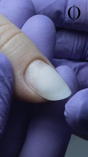 ✨ Perfekter Babyboomer No-Filing ✨ Dieses Design ist perfekt für die festliche Saison geeignet! Für die Umsetzung haben wir unseren Bestseller Enhance mittelviskoses Aufbaugel verwendet, ideal für die Technik Modellieren ohne zu Feilen. Farben: Enhance Soft Pink und Enhance Cool White. Für den Glitzer-Effekt im Video wurden Option Glitter genutzt (leider derzeit nicht mehr verfügbar), aber ihr könnt problemlos Luxio Pixel oder andere Glitter eurer Wahl verwenden ✨ Wie gefällt euch dieser festlic