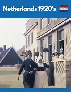 🎥 Fantastische historische beelden uit Volendam, van dik 100 jaar geleden. Geweldig, toch?! Mooi was die tijd! 🥰 Wist je trouwens dat het iconische Hotel Spaander toen ook al bestond - en recent weer heropend is? Overnachten pal aan de Dijk met uitzicht op het Markermeer! Zie link in 1e comment voor prijzen. 👇 | Het Mooiste van Nederland & omgeving