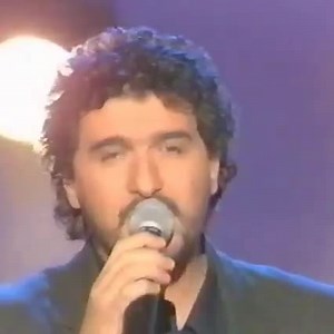 L’Envie d'aimer Daniel Lévi C'est tellement simple, l'amour Tellement possible, l'amour À qui l'entend, regarde autour À qui le veut vraiment C'est tellement rien, d'y croire Mais tellement tout, pourtant Qu'il vaut la peine, de le vouloir De le chercher, tout le temps Ce sera à nous dès demain Ce sera à nous le chemin Pour que l'amour qu'on saura se donner Nous donne l'envie d'aimer Ce sera à nous dès ce soir À nous de le vouloir Faire que l'amour qu'on aura partagé Nous donne l'envie d'aimer C